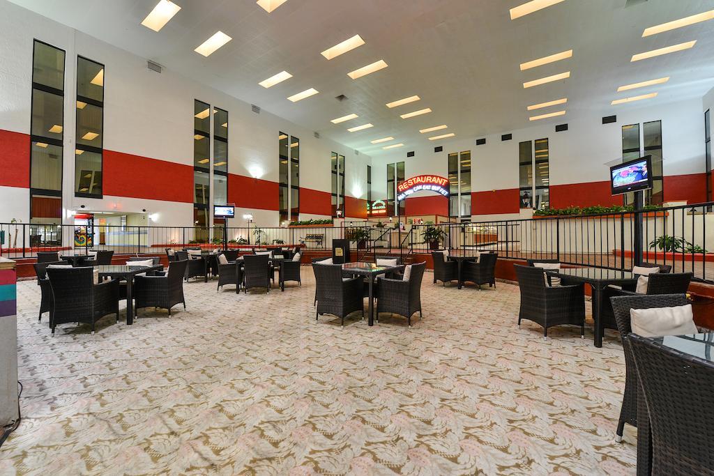 Ramada Maingate West Hotel เลก บูเอนา วิสตา ภายนอก รูปภาพ